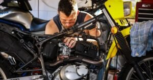 Crean moto híbrida a GNV y gasolina en la UPEA